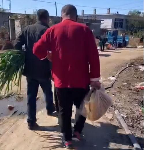 临沂网红大爷红衣哥吃瓜,趣味横生引网友热议